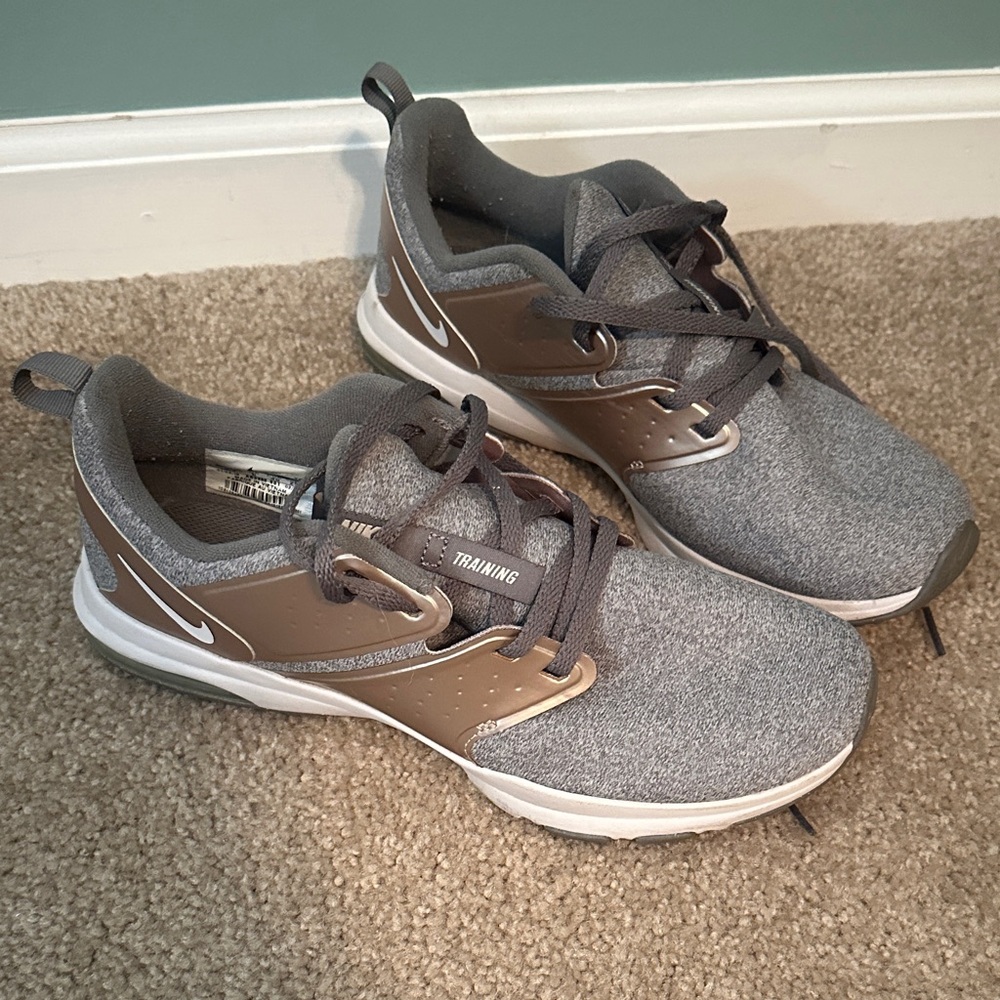 Nike Men’s Gray Athletic Training Shoes